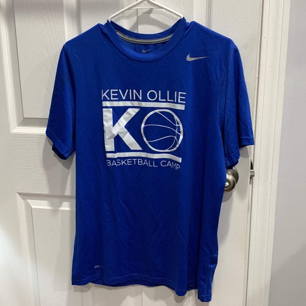 Medium Nike Dri-Fit t shirt. Never worn, great condition. Great for working out!